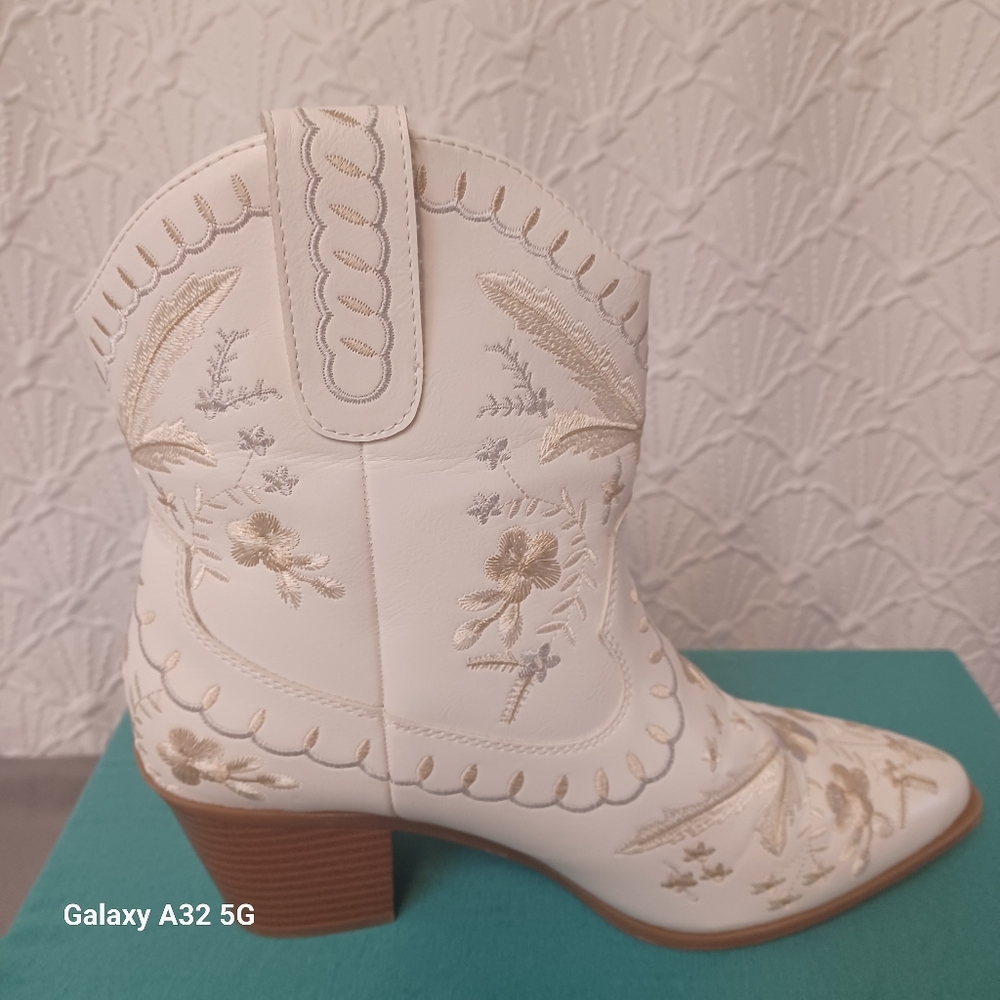 MIA Women Size 10 White Embroidered Heeled Boots - Picture 8 of 15